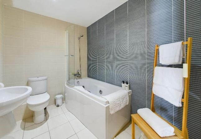 Cosy 3 Bedroom Apartment In Central Portrush With Sea Views ภายนอก รูปภาพ